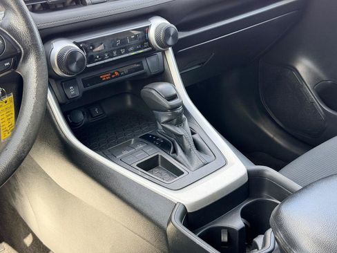 Used 2021 Toyota RAV4 LE FWD image 27