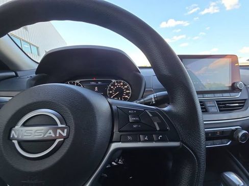 Used 2025 Nissan Altima 2.5 SV FWD image 12