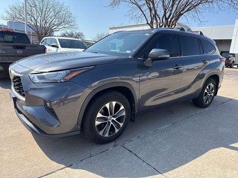 Used 2020 Toyota Highlander XLE image 6