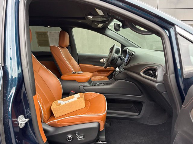 Used 2025 Chrysler Pacifica Pinnacle AWD/4WD image 9