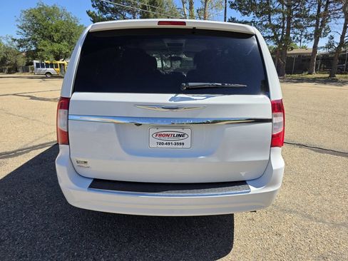 Used 2015 Chrysler Town & Country Touring FWD image 5