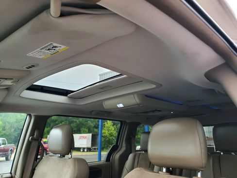 Used 2014 Chrysler Town & Country Limited w/ Luxury Group FWD image 12