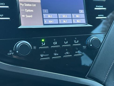 Used 2019 Toyota Camry LE image 16