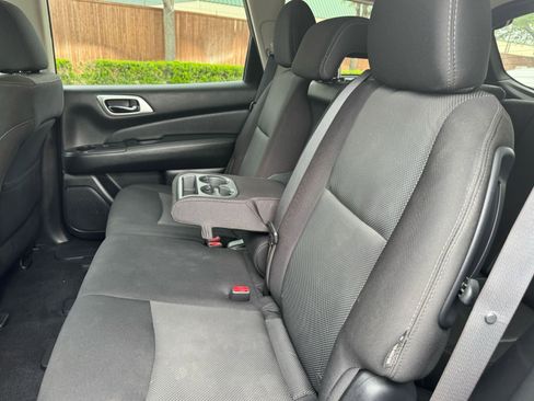 Used 2020 Nissan Pathfinder S image 28