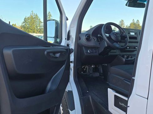 Used 2025 Mercedes-Benz Sprinter 2500 image 22