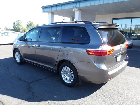 Used 2017 Toyota Sienna XLE w/ XLE Navigation Package FWD image 3