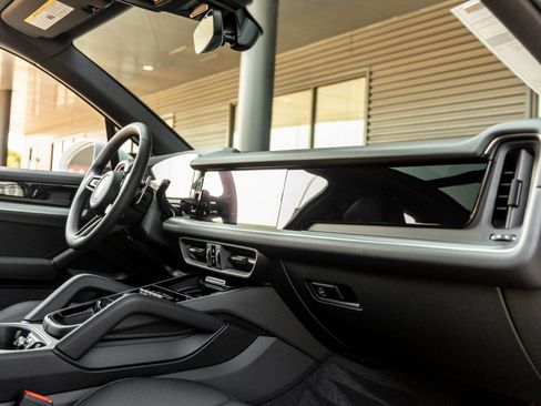 Certified 2025 Porsche Cayenne image 42