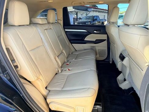 Used 2014 Toyota Highlander XLE image 19