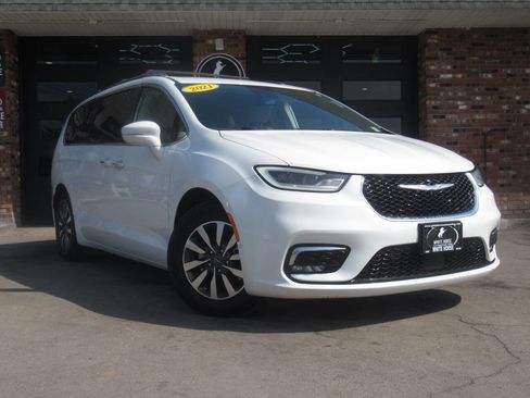 Used 2021 Chrysler Pacifica Touring-L FWD image 1