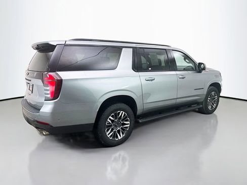 Used 2025 Chevrolet Suburban Z71 w/ Comfort Package image 8