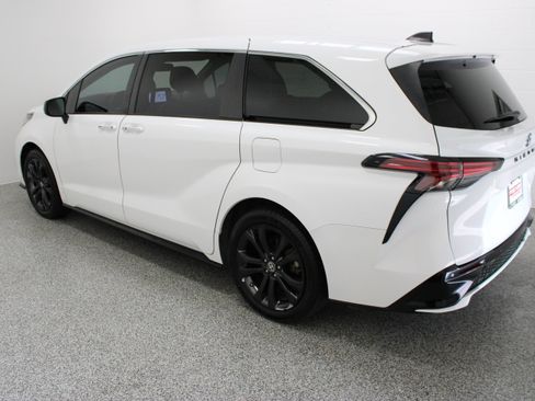 Used 2023 Toyota Sienna XSE FWD image 9