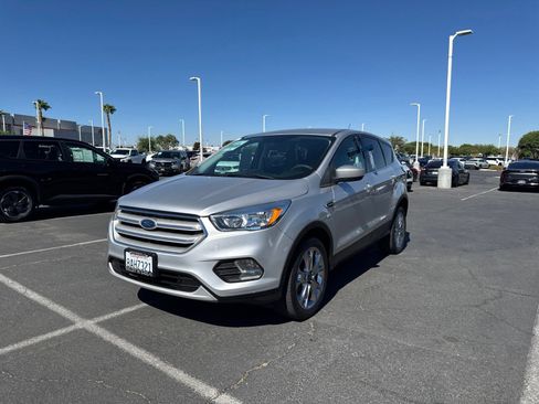 Used 2017 Ford Escape SE AWD/4WD image 3