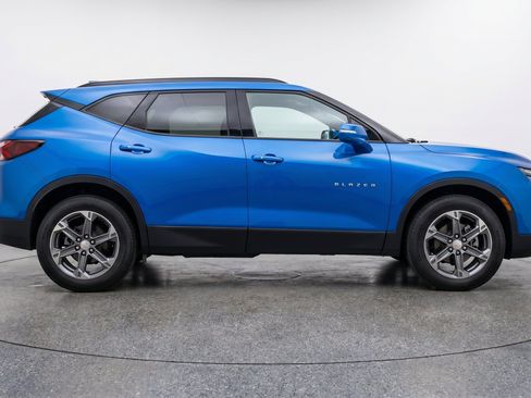 Used 2025 Chevrolet Blazer LT FWD image 11