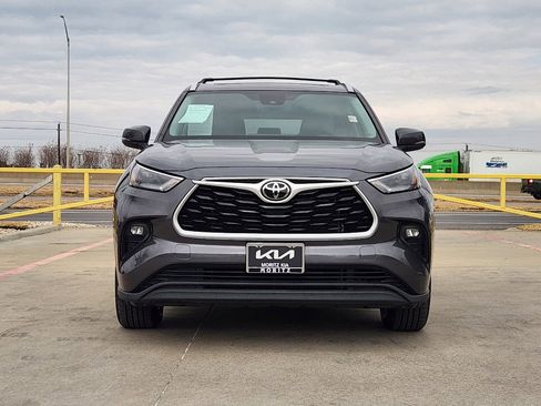 Used 2023 Toyota Highlander XLE image 2