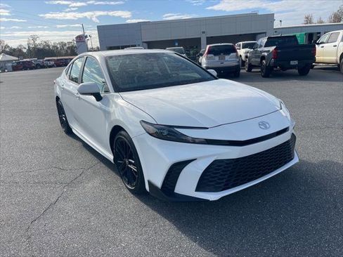 Certified 2025 Toyota Camry SE image 1