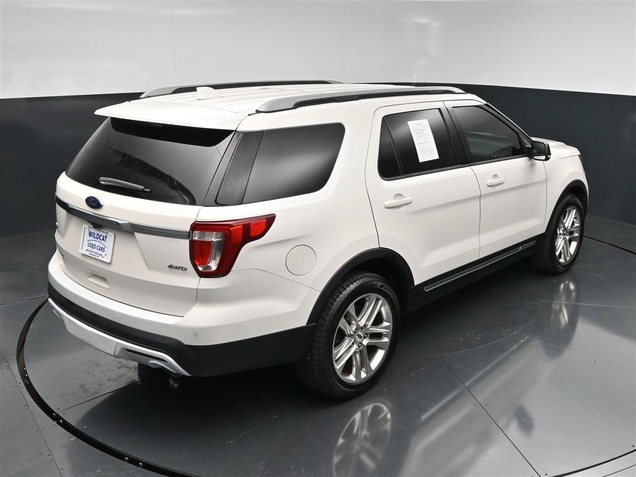 Used 2017 Ford Explorer XLT w/ Equipment Group 202A AWD/4WD image 24