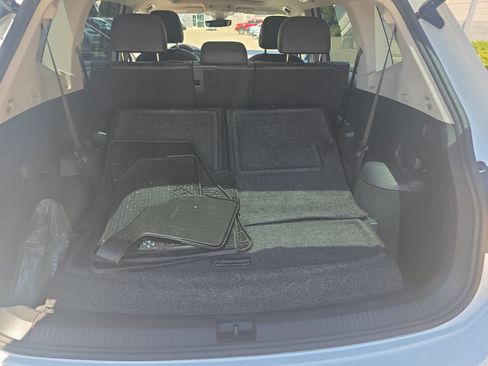 Used 2022 Volkswagen Tiguan SE w/ Panoramic Sunroof Package FWD image 34