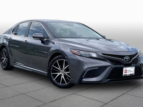 Used 2023 Toyota Camry SE FWD image 3