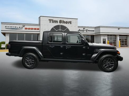 Used 2024 Jeep Gladiator Sport AWD/4WD image 6