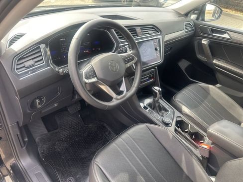 Used 2022 Volkswagen Tiguan SE w/ Panoramic Sunroof Package AWD/4WD image 12