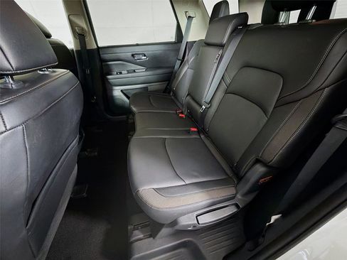 Used 2024 Nissan Pathfinder SL AWD/4WD image 22