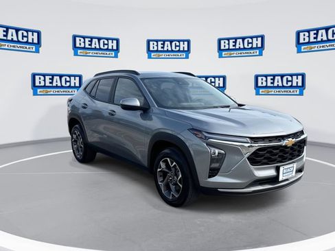Used 2025 Chevrolet Trax LT w/ LT Convenience Package FWD image 2