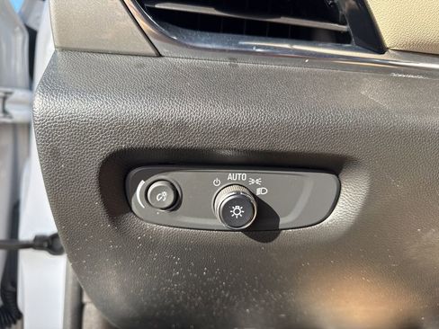 Used 2022 Chevrolet Traverse LT image 24