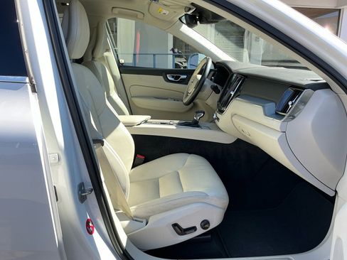 Used 2018 Volvo XC60 T5 Momentum image 32