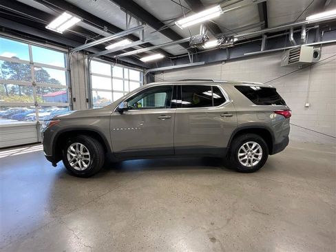 Used 2018 Chevrolet Traverse LT FWD image 2