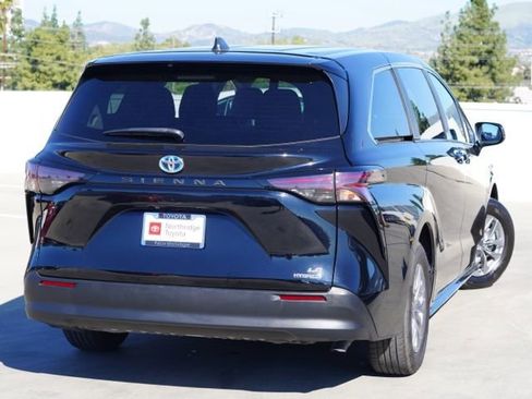Certified 2024 Toyota Sienna LE image 8