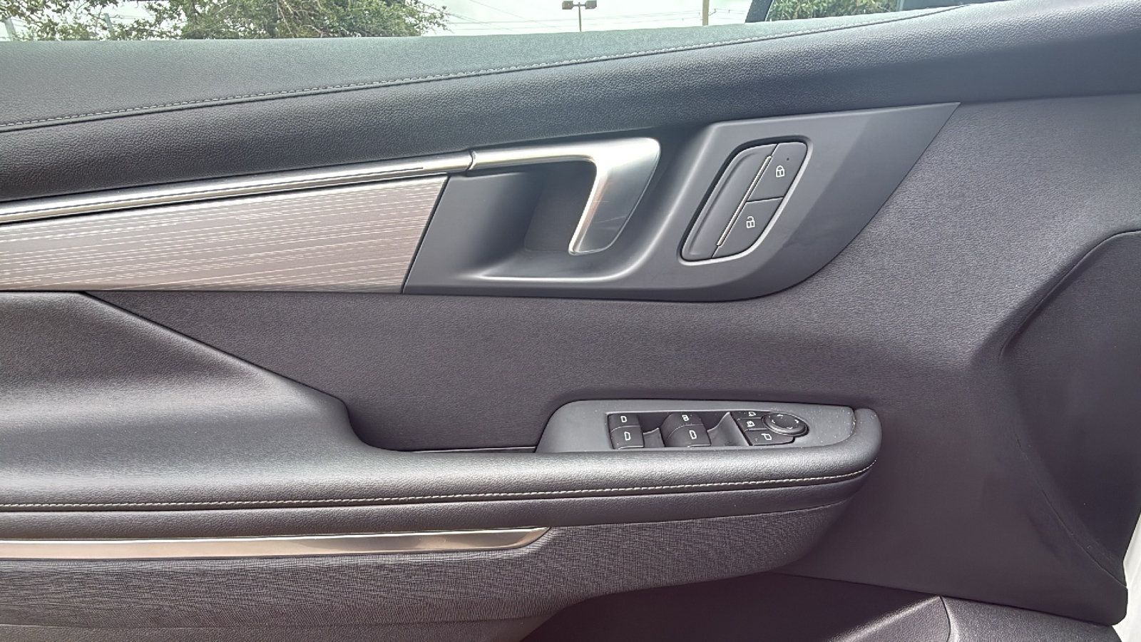 Used 2025 Buick Enclave Preferred AWD/4WD image 9