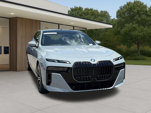 Used 2026 BMW 750e xDrive AWD/4WD image 5