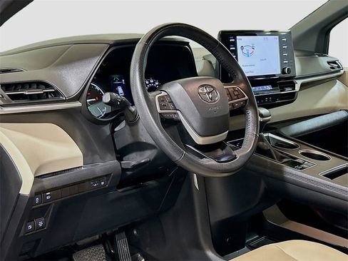 Used 2024 Toyota Sienna XLE image 7