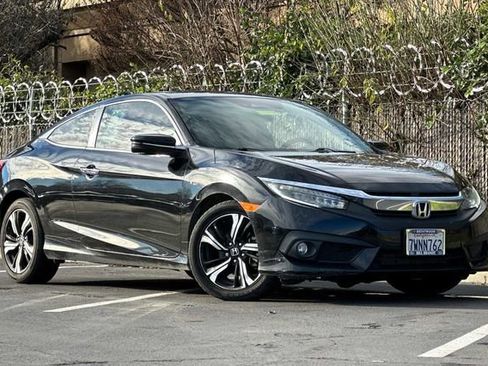 Used 2017 Honda Civic Touring image 2