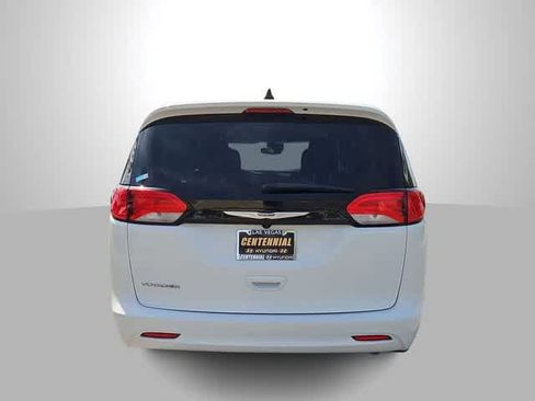 Used 2023 Chrysler Voyager LX image 7