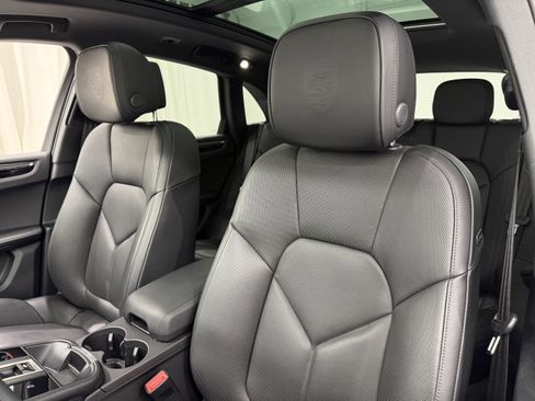 Certified 2025 Porsche Macan image 33