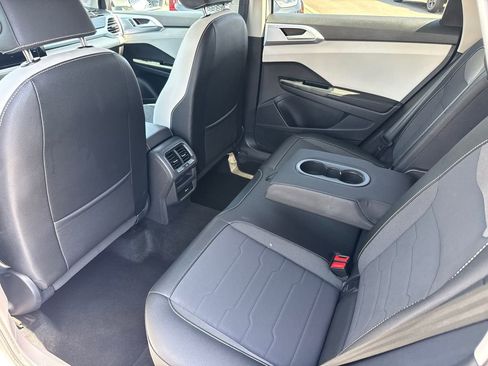Used 2025 Volkswagen Taos SE FWD image 18