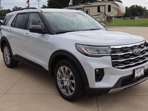 New 2026 Ford Explorer Active w/ Active Comfort Package AWD/4WD image 3