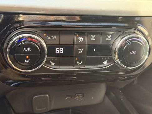 Used 2024 Chevrolet Trax LT w/ Sunroof Package image 15