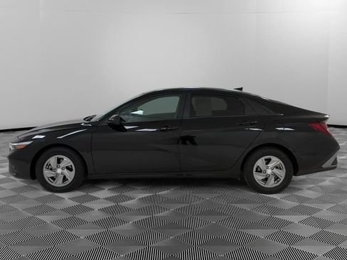 Used 2024 Hyundai Elantra SE FWD image 2