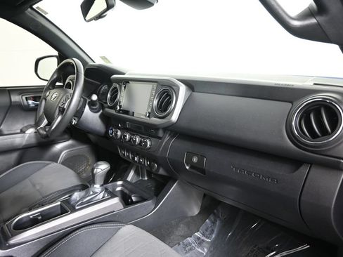 Used 2022 Toyota Tacoma TRD Off-Road w/ Technology Package AWD/4WD image 15