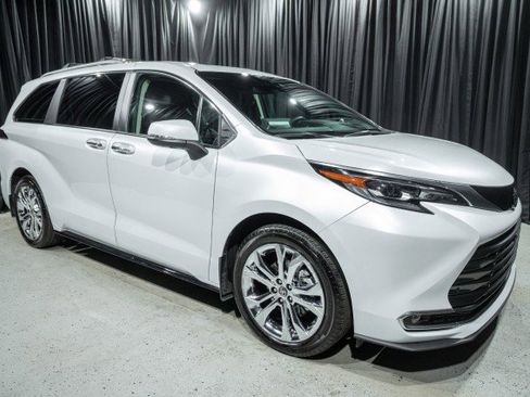 Used 2024 Toyota Sienna Platinum image 3