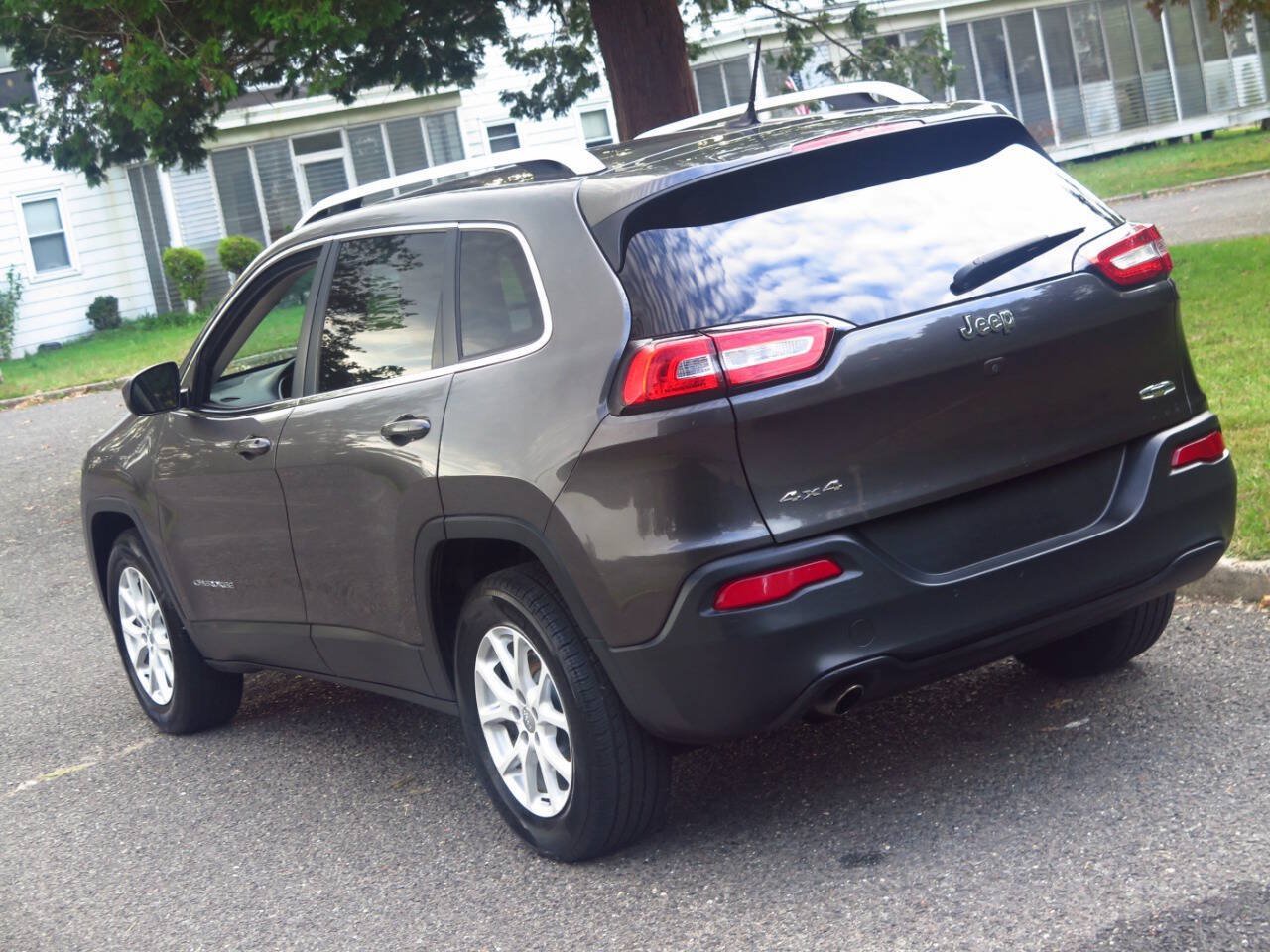 Used 2016 Jeep Cherokee Latitude AWD/4WD image 32