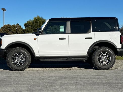 New 2025 Ford Bronco Badlands image 9