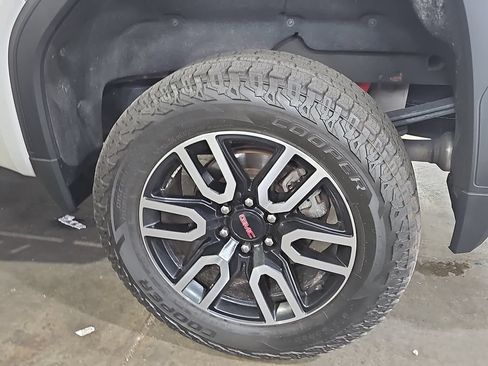 Certified 2022 GMC Sierra 1500 AT4 w/ AT4 Premium Package AWD/4WD image 39