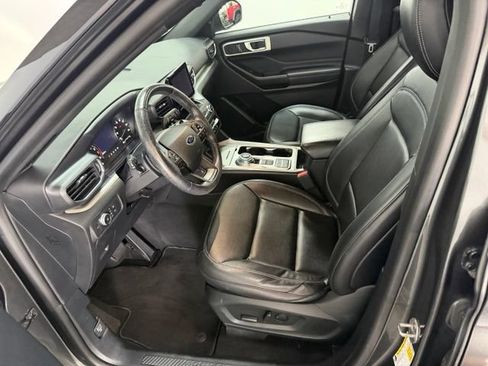 Used 2020 Ford Explorer XLT w/ Equipment Group 202A RWD image 16