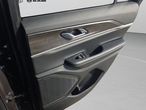 New 2025 Jeep Grand Cherokee Limited RWD image 28