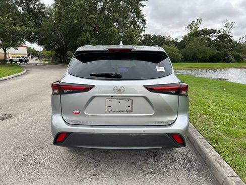 Used 2024 Toyota Highlander Limited FWD image 5