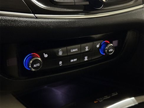 Used 2023 Buick Enclave Essence image 15