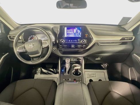 Used 2025 Toyota Highlander LE FWD image 28